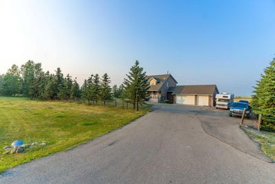 404 Shore Dr, House detached with 5 bedrooms, 4 bathrooms and 5 parking in Rocky View County AB | Image 2