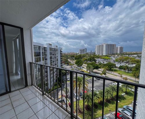 apt-903-800 Parkview Dr, Hallandale Beach, FL, 33009-8904 | Card Image