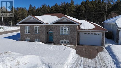 2001 Sandstone Cres, Petawawa, ON, K8H0B2 | Card Image
