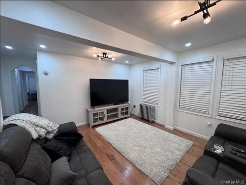 112 200th St, Jamaica, NY, 11412-2127 | Card Image