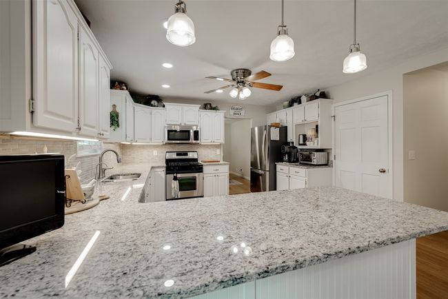 307 Blue Jay Dr, House other with 4 bedrooms, 4 bathrooms and 2 parking in Le Roy IL | Image 14