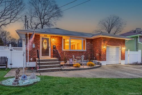 139 N Linden Street, Oyster Bay, NY, 11758 | Card Image