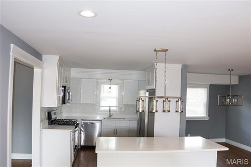 9821 Whitcomb Ln, Affton, MO, 63123-6205 | Card Image