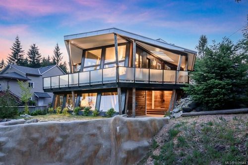 2613 Dunsmuir Ave, Cumberland, BC, V0R1S0 | Card Image