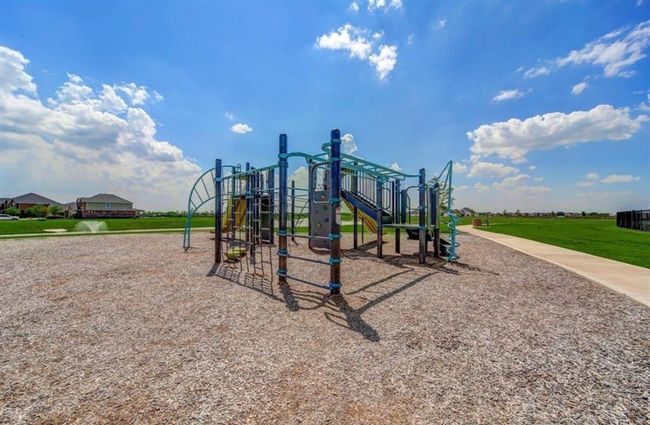 Enjoy picturesque parks along scenic walking trails. | Image 27