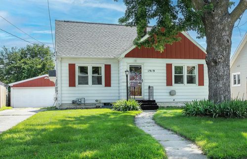 1919 W 7th St, Waterloo, IA, 50702-3352 | Card Image