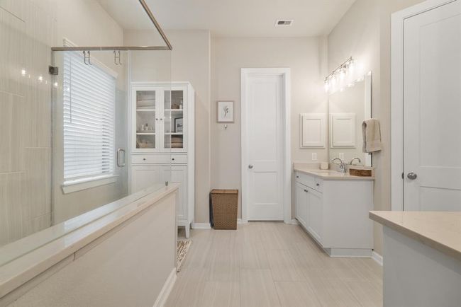 Texas size shower! | Image 19