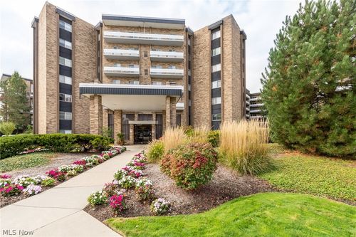 2515-2202 Acacia Park Dr, Lyndhurst, OH, 44124-3868 | Card Image
