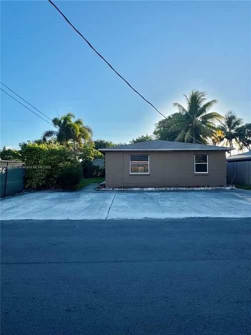 124 Se 2nd Ter, Hallandale Beach, FL, 33009-5510 | Card Image