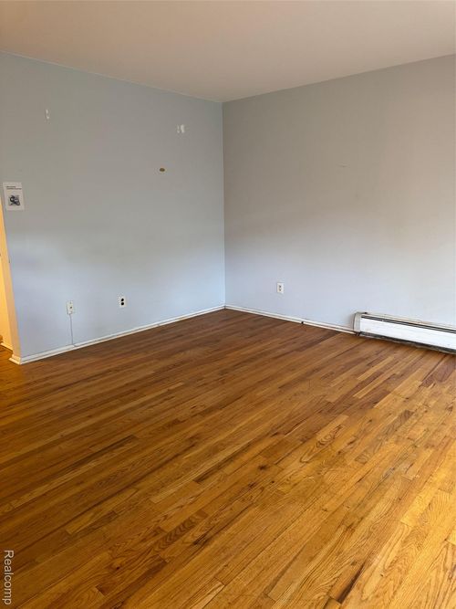 apt-109-25301 5 Mile Rd, Redford, MI, 48239-3743 | Card Image