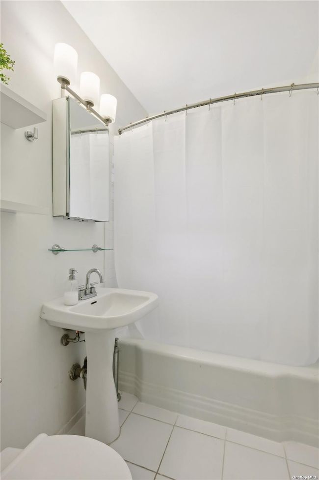 APT-4M - 103-25 68 Th Ave, Home with 1 bedrooms, 1 bathrooms and null parking in Forest Hills NY | Image 13