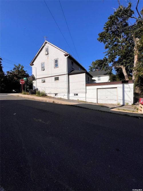 95 Steamboat Road, North Hempstead, NY, 11710 | Card Image