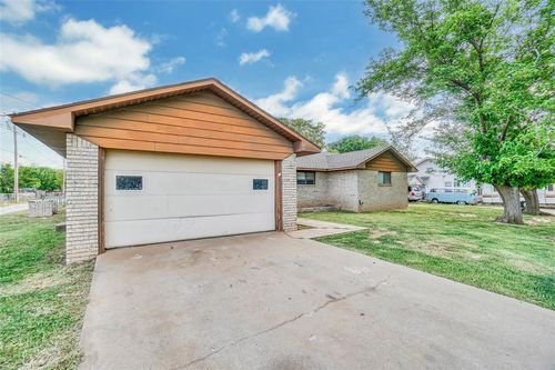 223 E Pierce St, Mangum, OK, 73554-4226 | Card Image