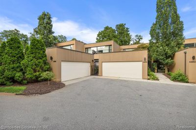 7 - 32696 Ravine Drive, Condo with 3 bedrooms, 3 bathrooms and null parking in Franklin Vlg MI | Image 2