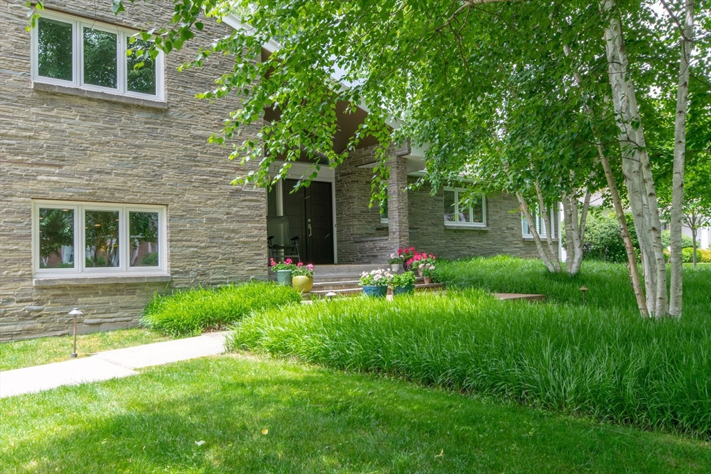 Tecumseh Dr, Longmeadow, MA 01106