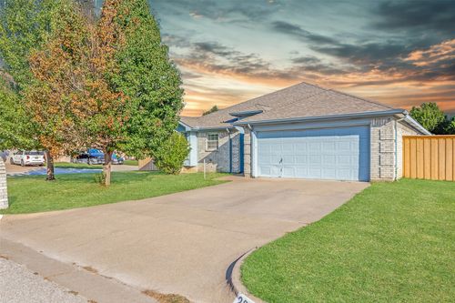 2811 Monthaven Dr, Arlington, TX, 76001-6939 | Card Image