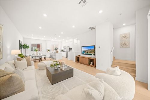 271 Lynx, Irvine, CA, 92618-1458 | Card Image