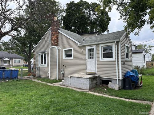 23060 Columbus Ave, Warren, MI, 48089-2204 | Card Image