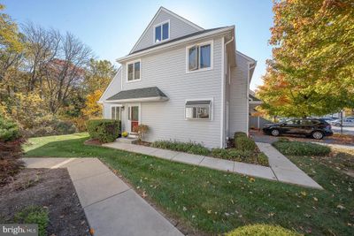 122 W Thomas Court, Townhouse with 3 bedrooms, 2 bathrooms and null parking in KENNETT SQUARE PA | Image 3