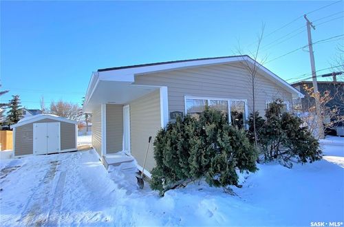107 5th Ave E, Kindersley, SK, S0L1S0 | Card Image