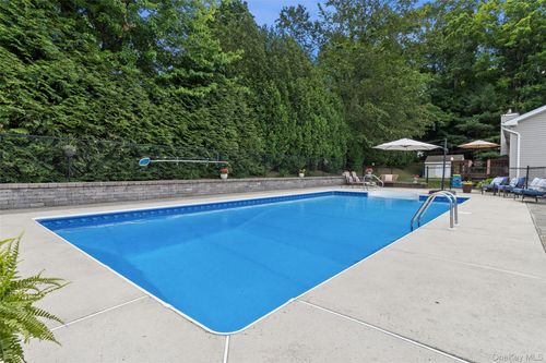 26 Pugsley Pkwy, Cortlandt Mnr, NY, 10567-1006 | Card Image