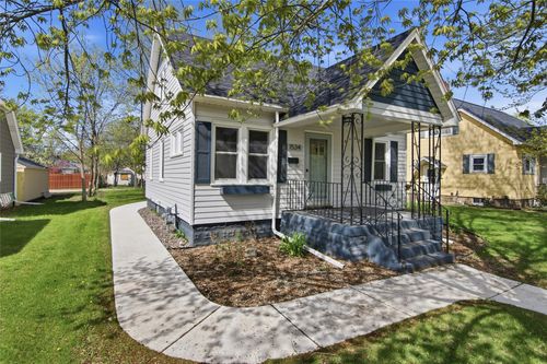 1534 Badger Ave, Eau Claire, WI, 54701-4381 | Card Image