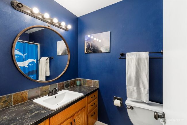 Upstairs full guest bathroom | Image 17