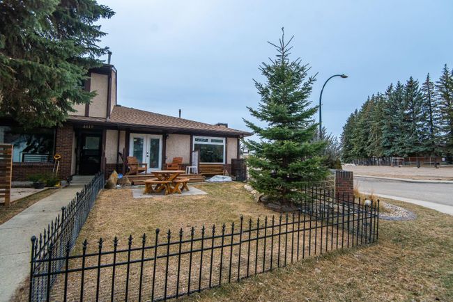 4621 44 Street, Home with 2 bedrooms, 3 bathrooms and 1 parking in Red Deer AB | Image 2