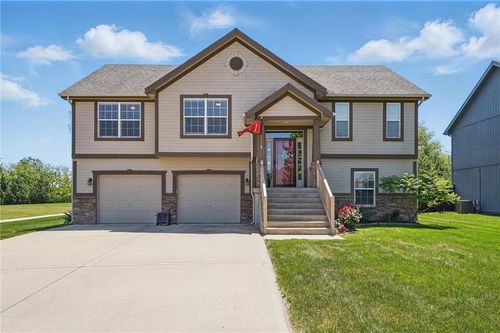 1037 Nw 91st Ter, Kansas City, MO, 64155-8802 | Card Image