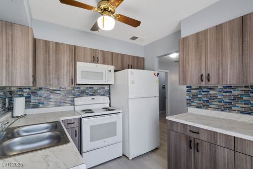 1643 E St, Las Vegas, NV, 89106-2705 | Card Image
