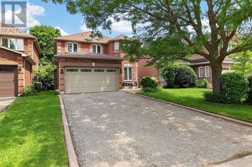813 Surin Court, Newmarket (Gorham-College Manor), ON, L3Y8R3 | Card Image
