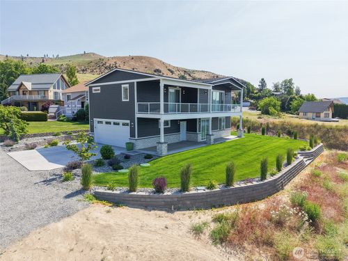 200 Pinnacle Pl, Chelan, WA, 98816-9536 | Card Image
