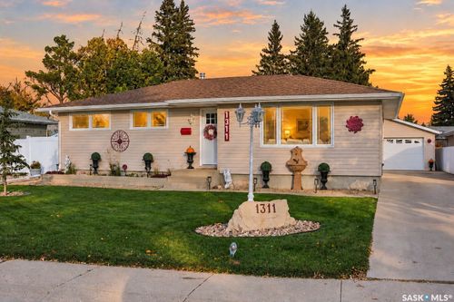 1311 Queen Crescent, Moose Jaw, SK, S6H3G5 | Card Image