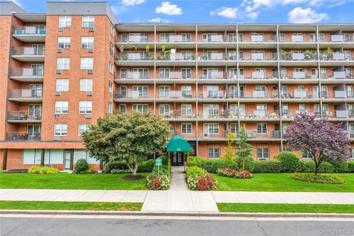 29d-20 Wendell St, Hempstead, NY, 11550-1218 | Card Image