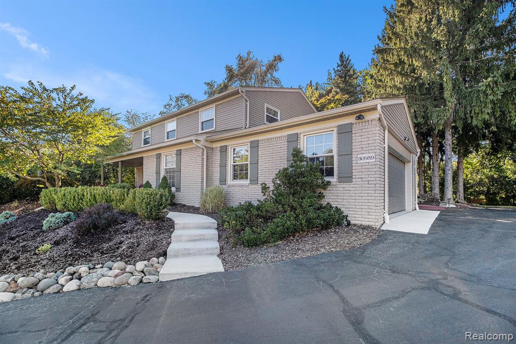 Sutters Hill Ct, Farmington Hills, MI 48331