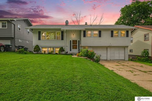 5029 Arbor Cir, Omaha, NE, 68106-3142 | Card Image