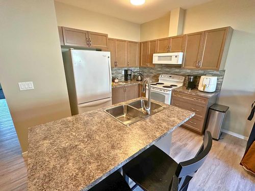 1004 Minto St, Penhold, AB, T0M0B7 | Card Image