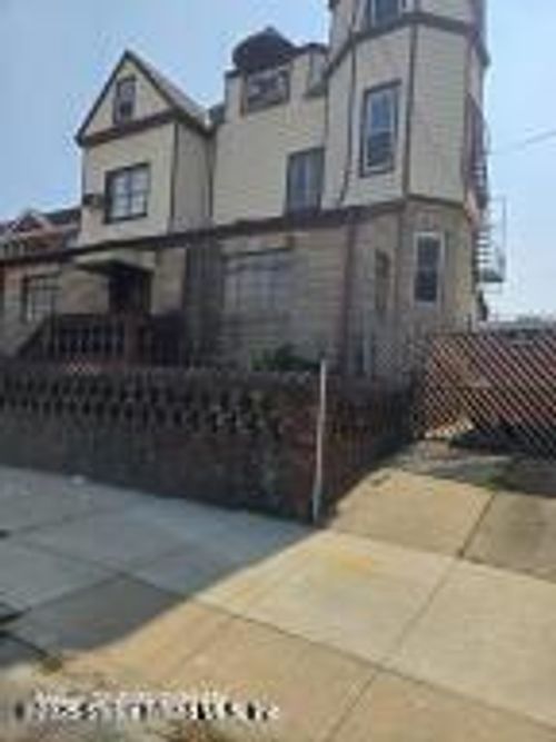 137 Bay 11th St, Brooklyn, NY, 11228-3728 | Card Image