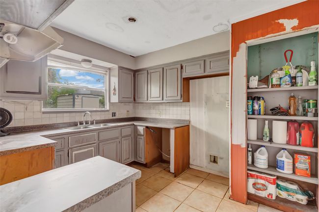 906 N Chamfer Way, House other with 4 bedrooms, 2 bathrooms and 2 parking in Crosby TX | Image 12