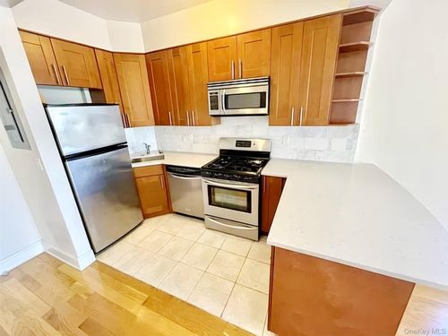 c3-26-38 28 Street, New York, NY, 11102 | Card Image