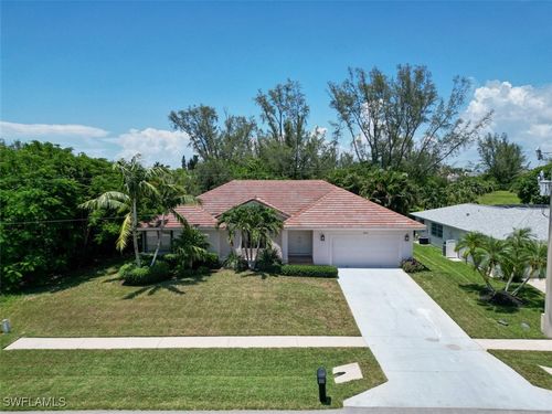 621 Diplomat Ct, MARCO ISLAND, FL, 34145-2447 | Card Image