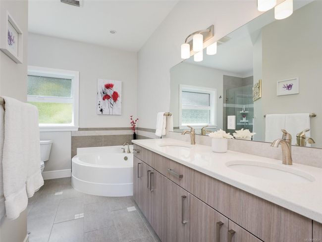 Ensuite 5 Piece bath with tub and shower | Image 15