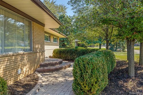 2558 Avonhurst Dr, Troy, MI, 48084-1002 | Card Image