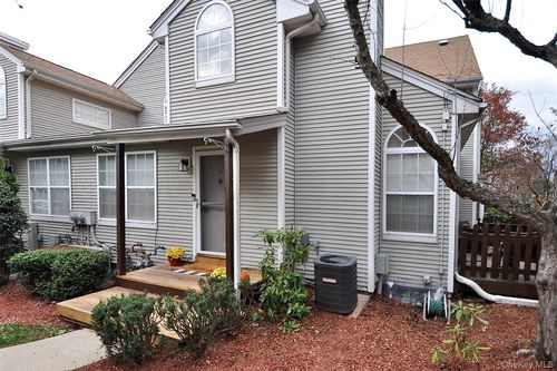 1067 Washington Grn, New Windsor, NY, 12553-6913 | Card Image