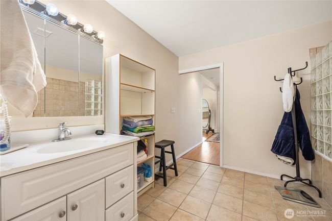 Main Level Full Bathroom | Image 16