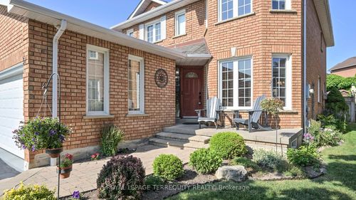 31 Waller St, Whitby, ON, L1R1Z8 | Card Image