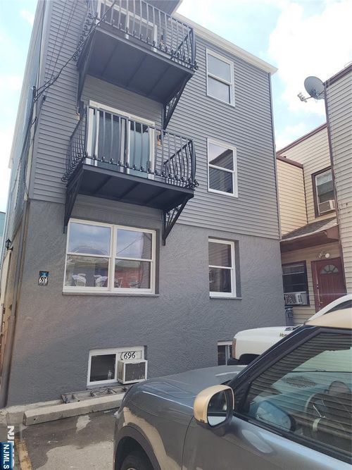 696 Market St, Newark, NJ, 07105-3680 | Card Image