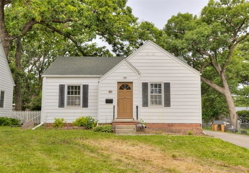 2504 33rd St, Des Moines, IA, 50310-5105 | Card Image