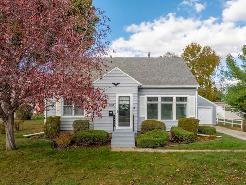 921 W 7th St, Cedar Falls, IA, 50613-2433 | Card Image