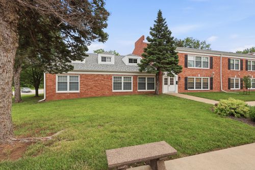 b2-76-3215 E Locust St, Davenport, IA, 52803-3557 | Card Image